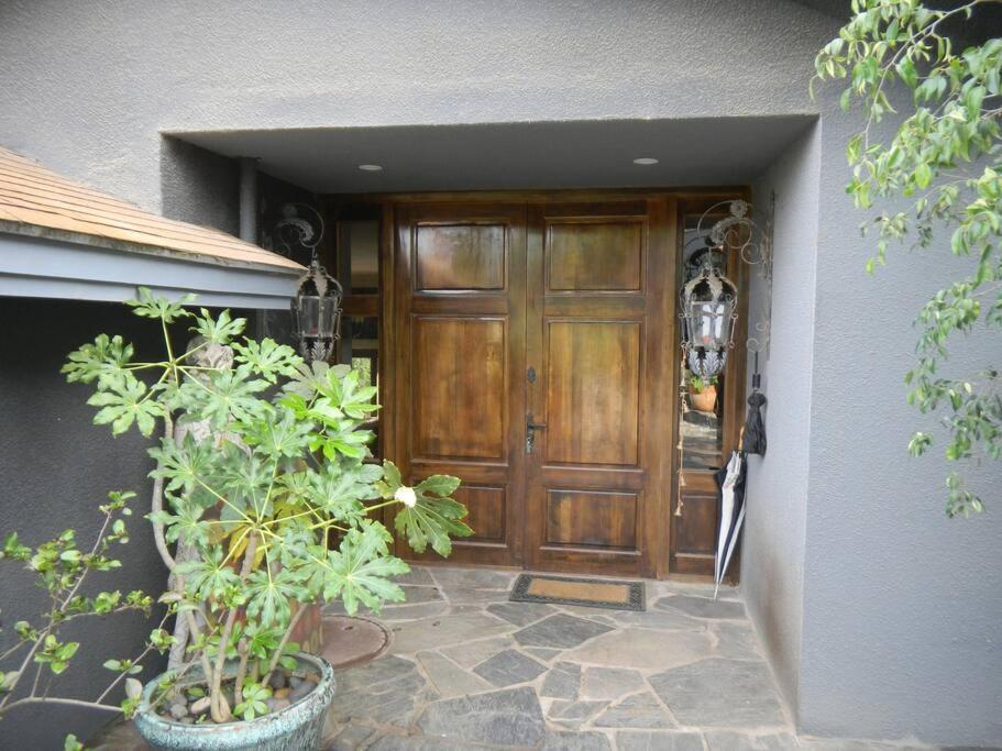 una puerta delantera de una casa con macetas en Se alquila casa estilo ejecutivo. en Ritoque