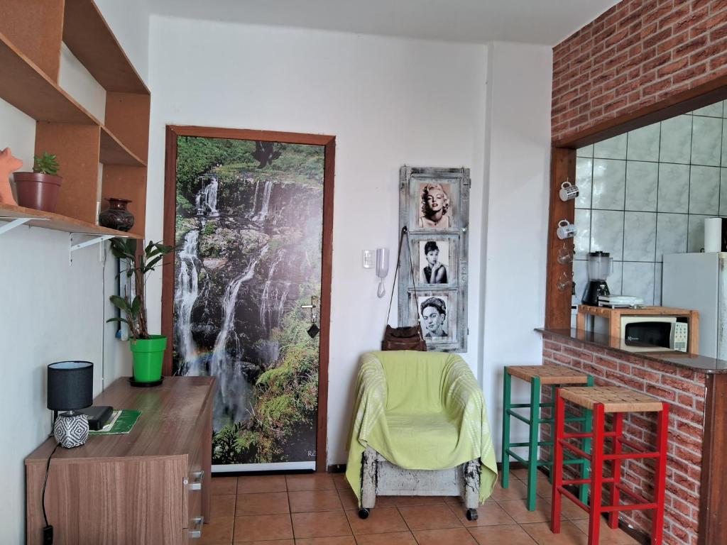 uma cozinha com uma porta com uma imagem de uma cascata em Prático e bem localizado Studio, na CB em Porto Alegre