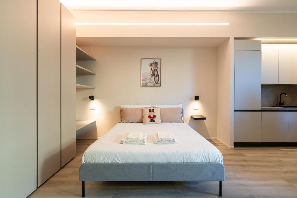 Un dormitorio con una cama y una cocina. en Palazzo Marsili Serenity, en Bolonia