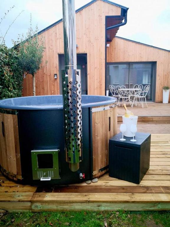 un bain à remous installé au-dessus d'une terrasse en bois dans l'établissement cottage du Fort Ambleteuse, à Ambleteuse