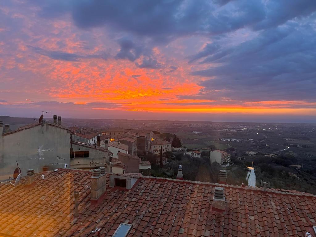 een uitzicht op een zonsondergang vanaf het dak van een gebouw bij Rifugio Romantico in Castagneto Carducci