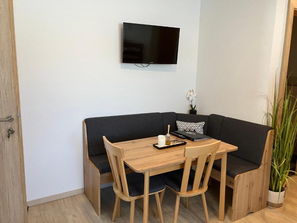 A television and/or entertainment centre at Apart Katja