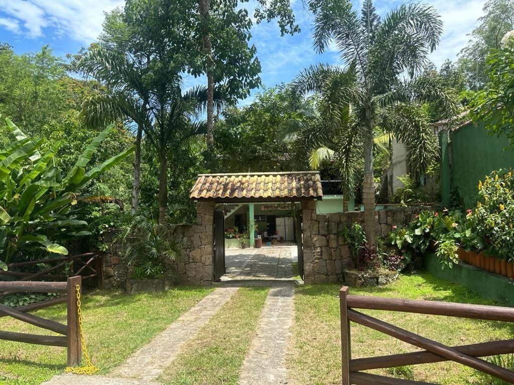 ein Garteneingang zu einem Haus mit einem Zaun in der Unterkunft casa indisponivel in Caraguatatuba