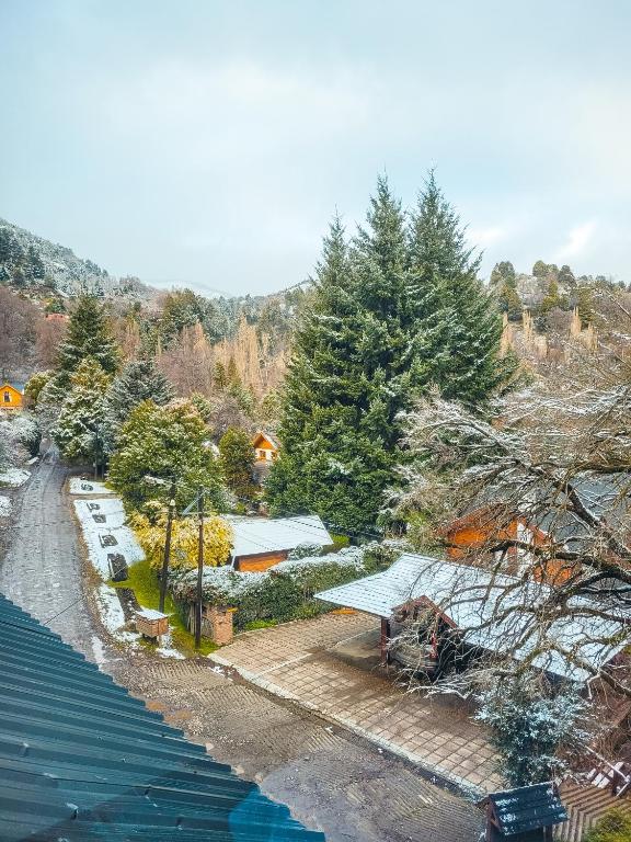 een uitzicht over een park met sneeuw op de bomen bij Cabaña Oasis in San Martín de los Andes