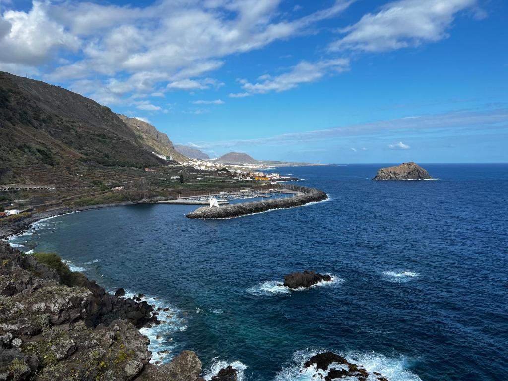 una isla en el océano con rocas en el agua en Precioso y Luminoso Piso en Garachico