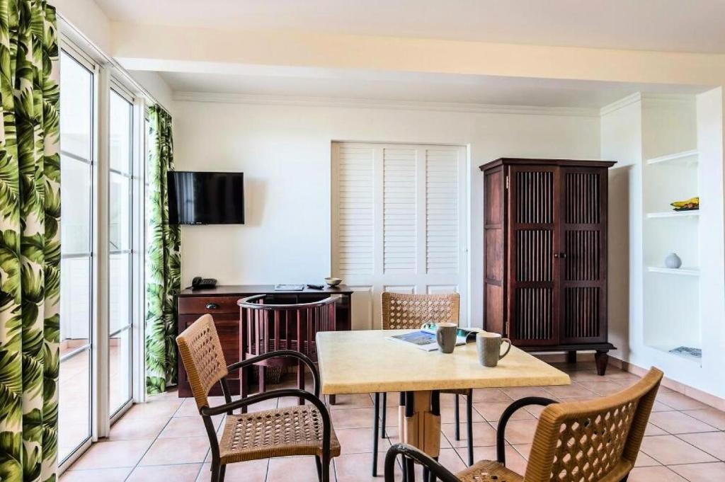 TV a/nebo společenská místnost v ubytování Village Sainte Luce, Martinique - maeva Home - Appartement 3 pièces 6 personnes - Sélection MAE-8764