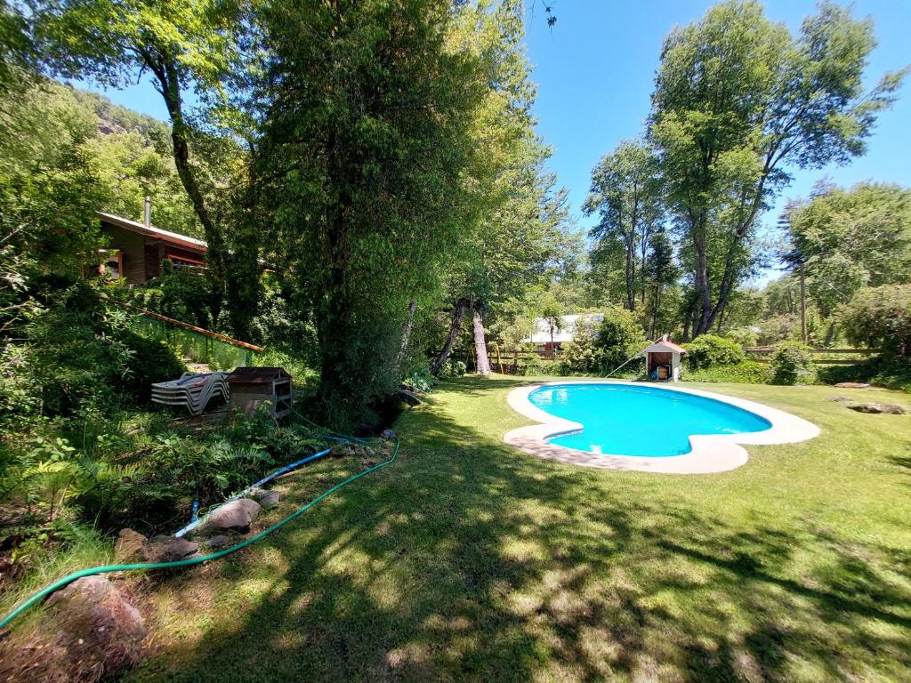 - une vue sur la piscine dans la cour dans l'établissement Complejo Alto La Invernada, à Las Trancas