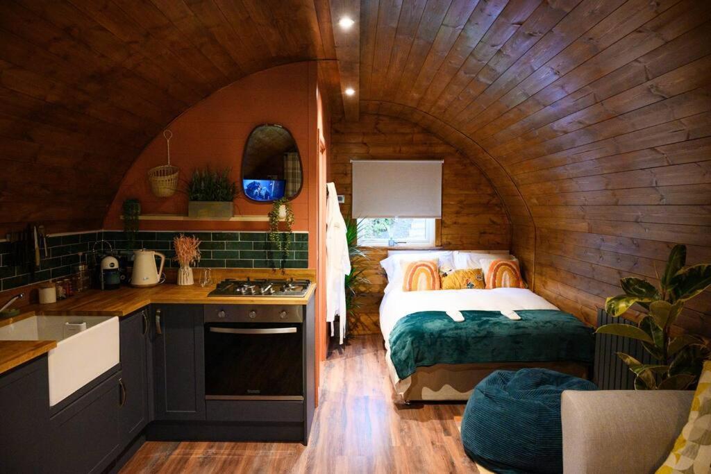 Habitación pequeña con cama y cocina en Bonnie Brae - (Luxury Pod) en Portpatrick