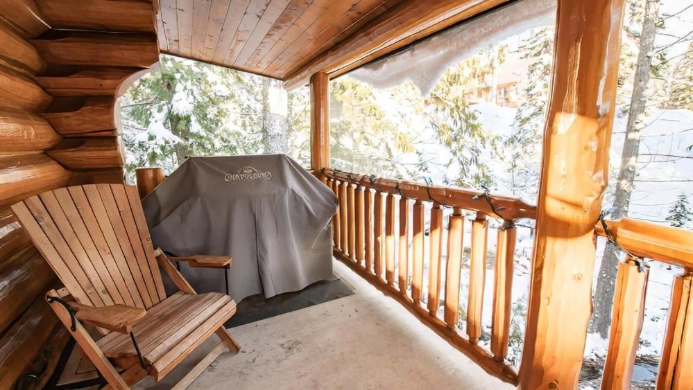 Balkón nebo terasa v ubytování Snow Creek Cabins by Fernie Lodging Co