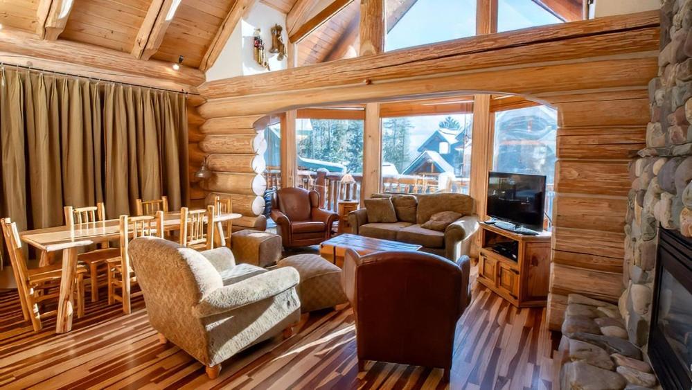 Posezení v ubytování Snow Creek Cabins by Fernie Lodging Co