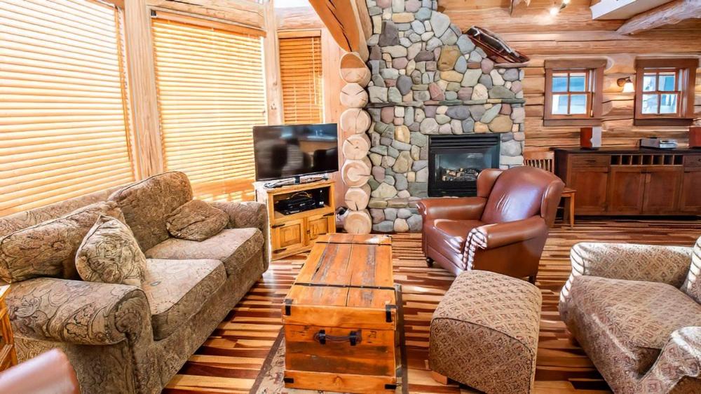 Posezení v ubytování Snow Creek Cabins by Fernie Lodging Co