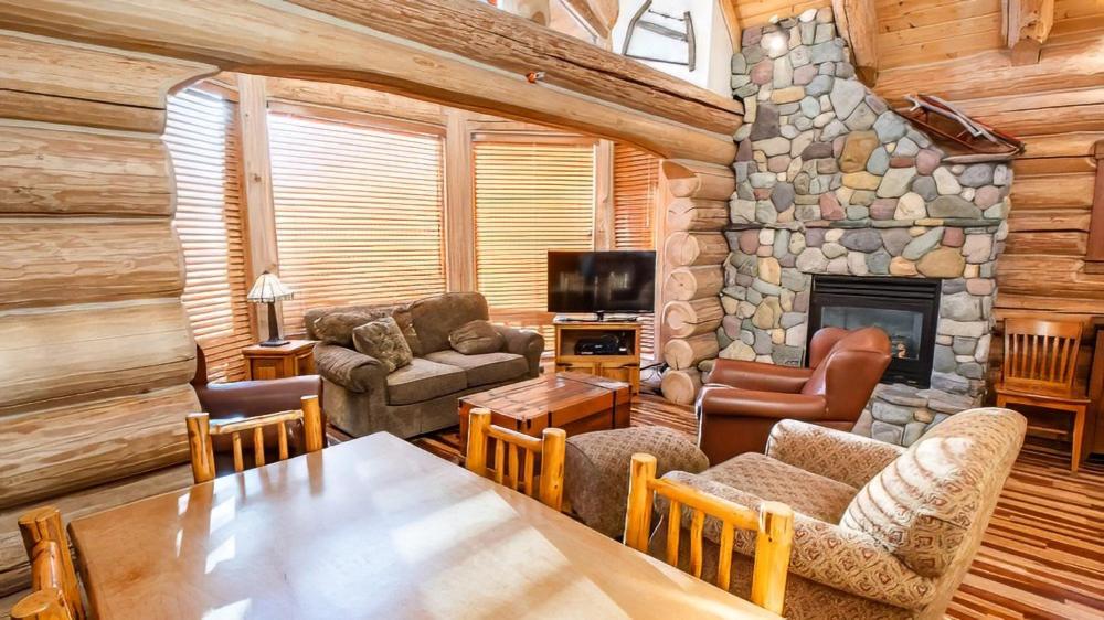Posezení v ubytování Snow Creek Cabins by Fernie Lodging Co