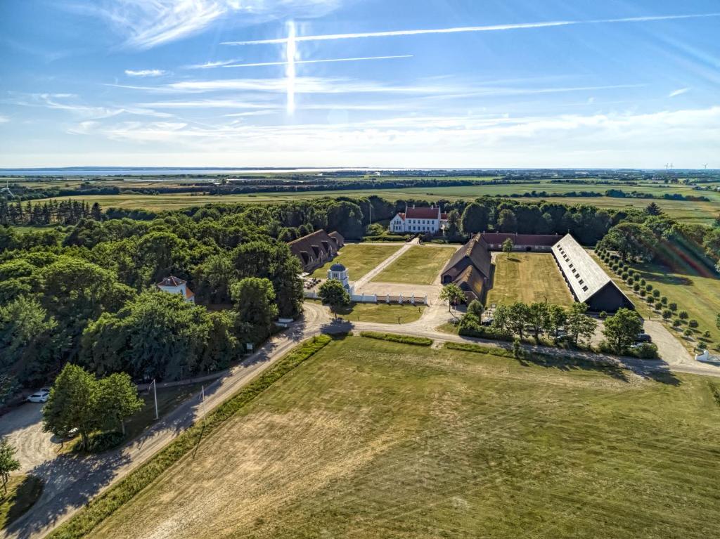 una vista aérea de una granja con un edificio en un campo en Nørre Vosborg, en Vemb