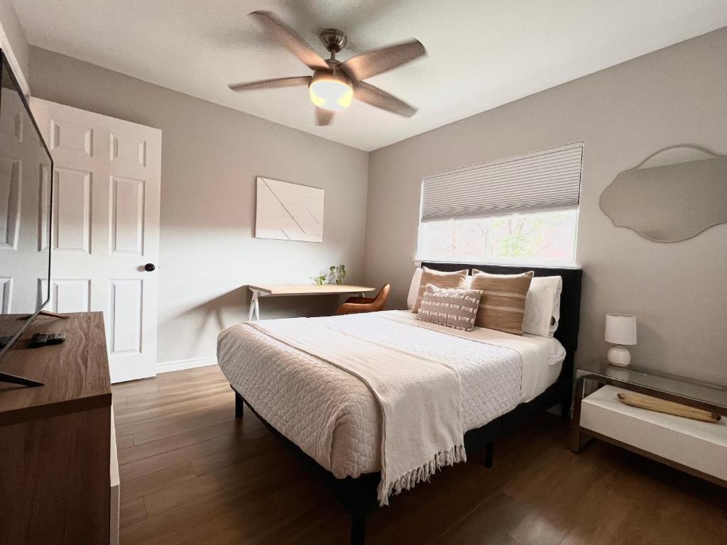a bedroom with a bed and a ceiling fan at Modern 2 bedroom house w/backyard @La Cantera in San Antonio