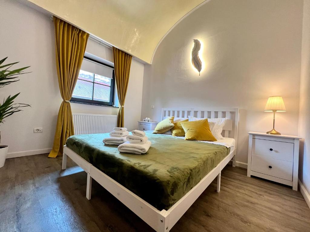 um quarto com uma cama com toalhas em IRIS Le Dome Apartment em Timisoara