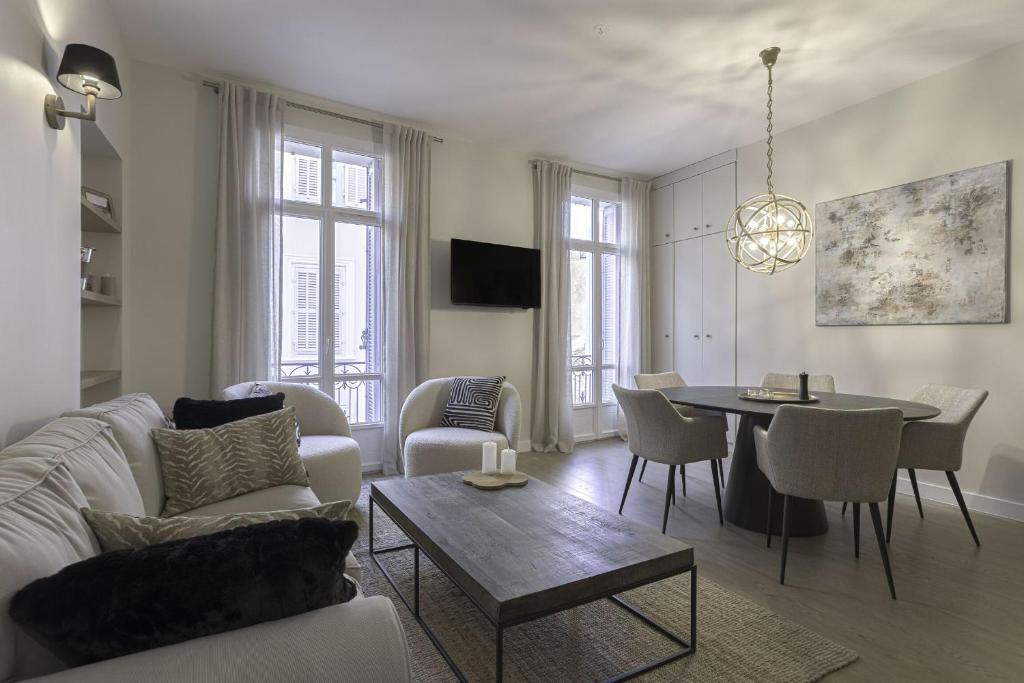 un salon avec un canapé et une table dans l'établissement Appartement De Luxe, Meynadier by Halldis, à Cannes