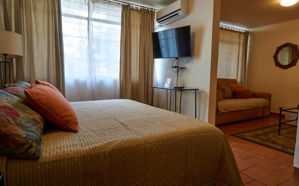 TV a/nebo společenská místnost v ubytování Casa Tlaquepaque