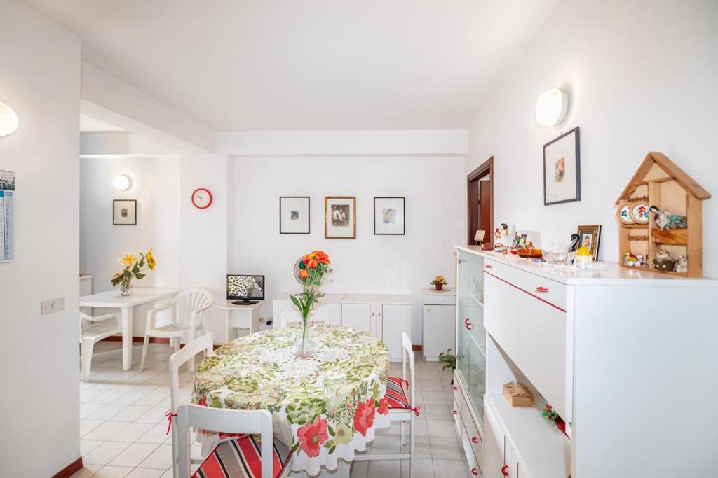 cocina y comedor con mesa y sillas en Casa Jaya Taormina en Schisò