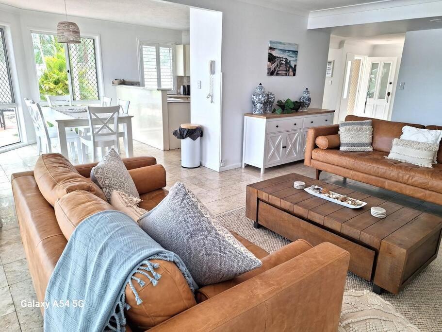 uma sala de estar com dois sofás e uma mesa em Isle of Palms 112 em Gold Coast