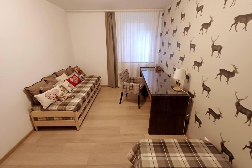 Posezení v ubytování Comfortable apartment near the ski station with parking