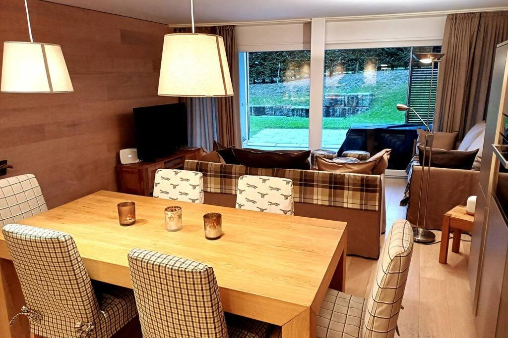 Posezení v ubytování Comfortable apartment near the ski station with parking