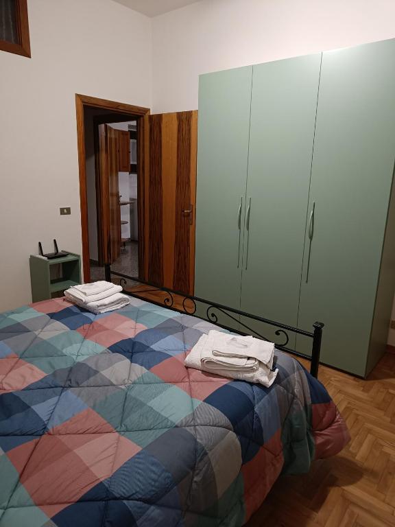 Łóżko lub łóżka w pokoju w obiekcie Sulle orme di Francesco appartamento blu