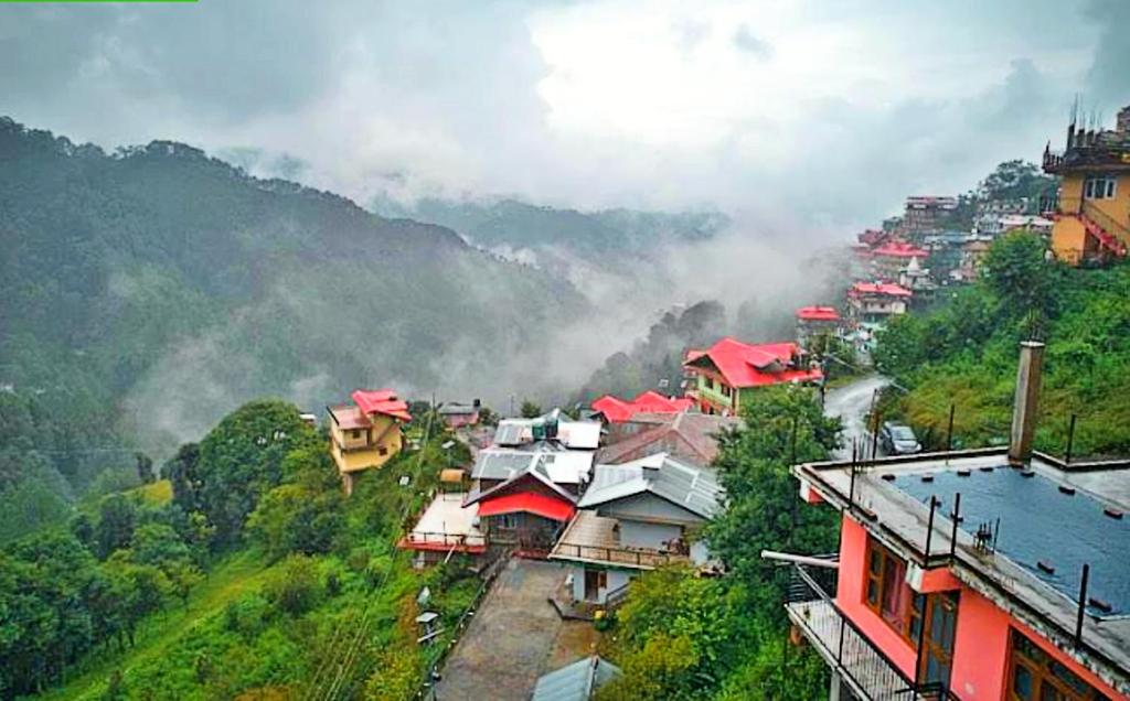 un grupo de casas en la cima de una montaña en The Regency by Boho Stays en Shimla