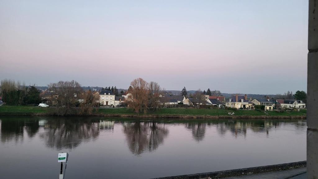 Maison de ville 60m2 vue sur rivière في Véretz: اطلاله على نهر به بيوت ومدينه