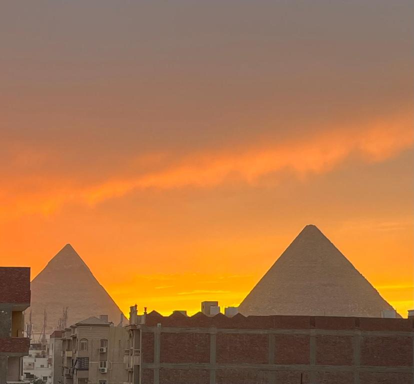 una vista de las pirámides de Giba al atardecer en King Badr pyramids, en El Cairo