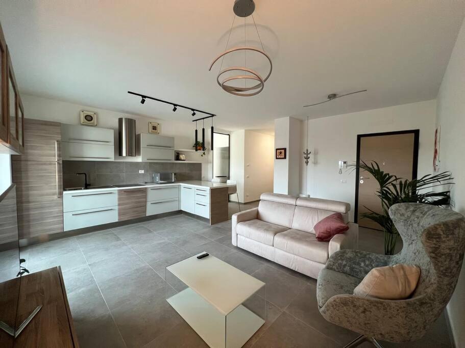 ティヴォリ・テルメにあるLe Calle appartamentoのソファとテーブルのあるリビングルーム