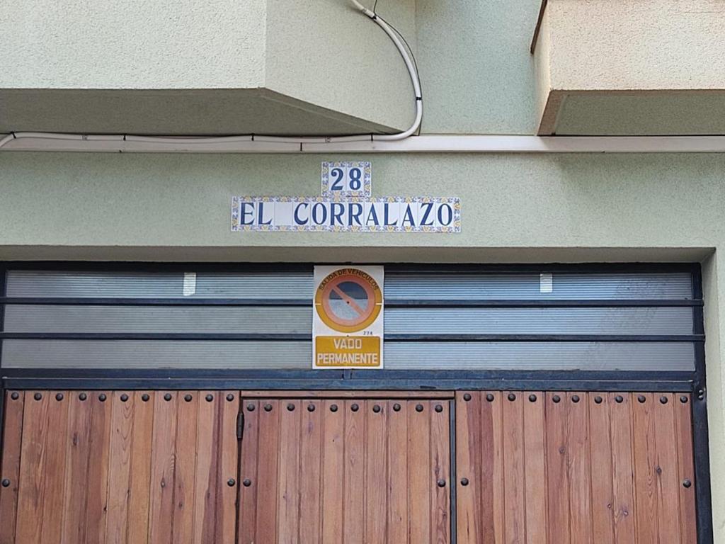 ein Schild über einer Garagentür in der Unterkunft Corralazo A in Calasparra