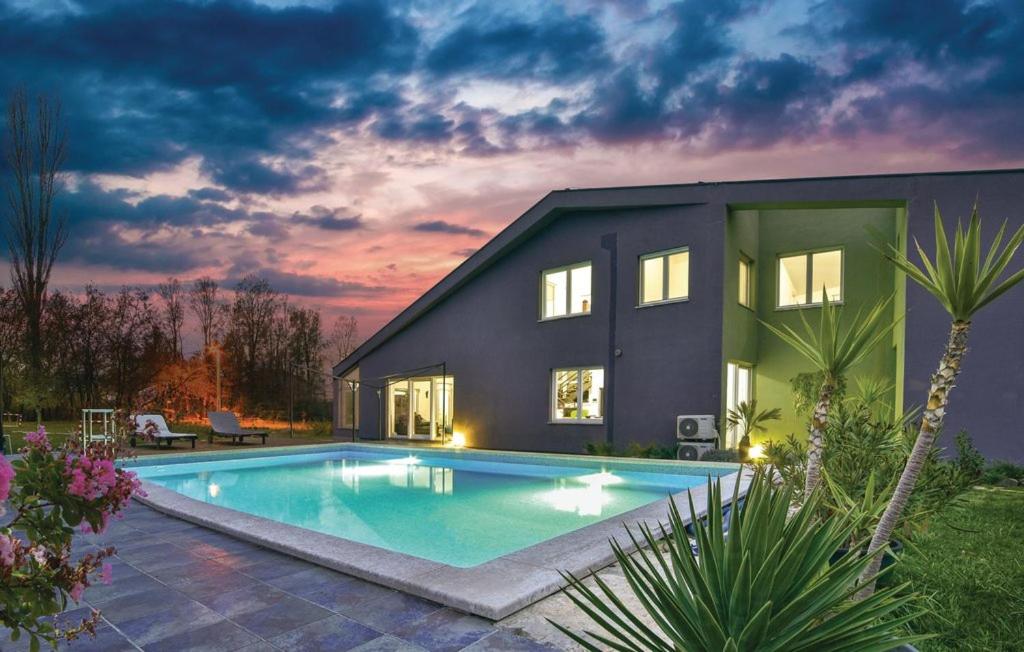 une maison avec une piscine dans la cour dans l'établissement Holiday villa Sara, à Košute