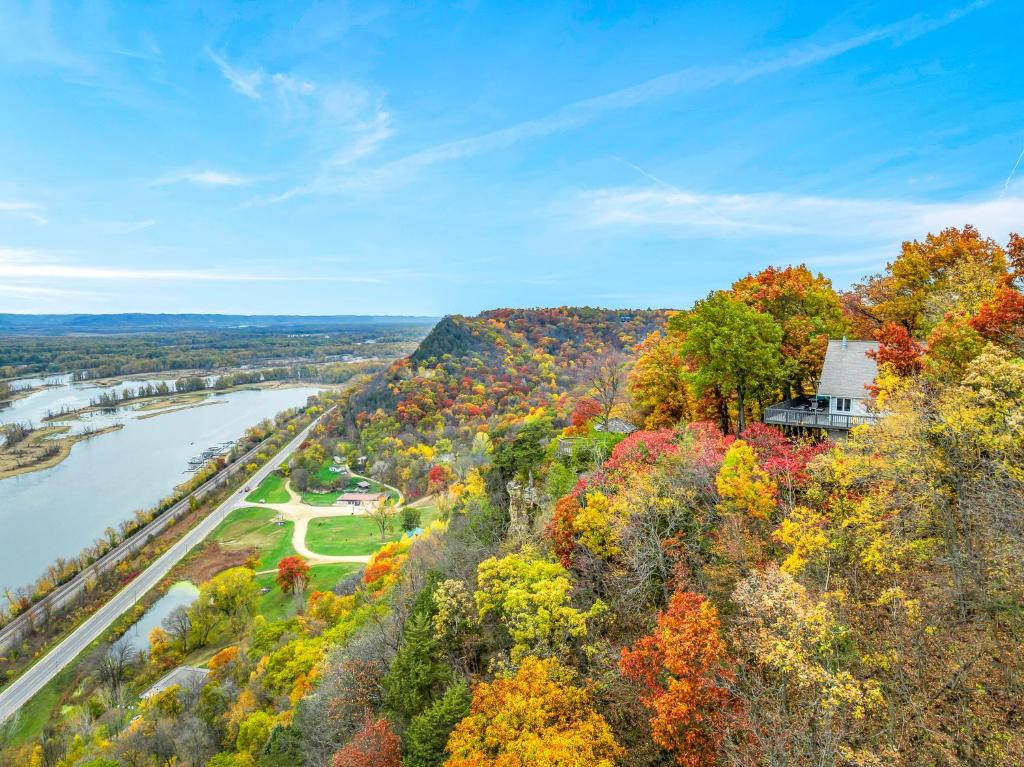 una vista de otoño de un río y una casa en una colina en Majestic View Sleeps 10 Hot Tub en De Soto