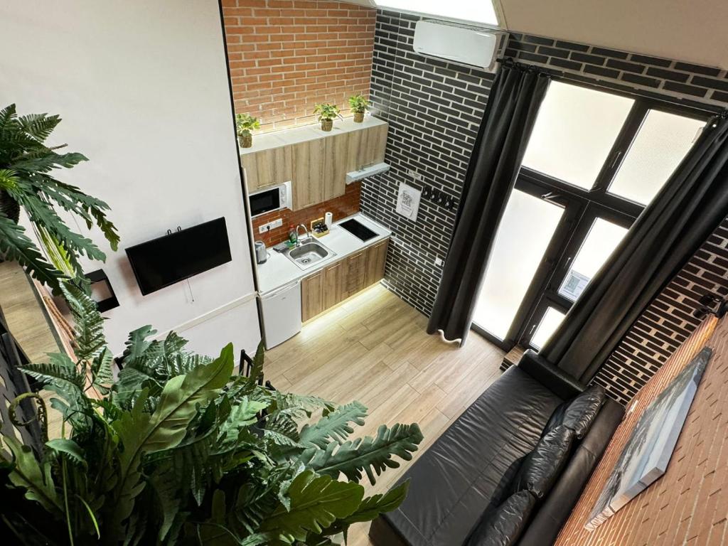 een woonkamer met een bank en een televisie bij Grandera Apart's - Cervero 24A in Valencia