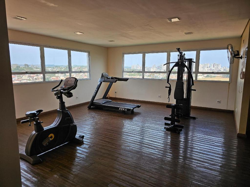 a gym with two treadmills and two exercise bikes at Edíficio Sienna in Ribeirão Preto
