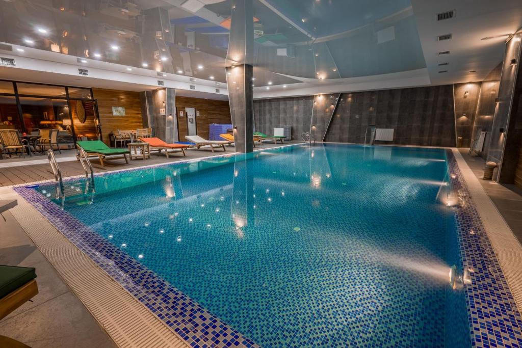 Bazén v ubytování Evdo Apartments Mansard in Suite nebo v jeho okolí