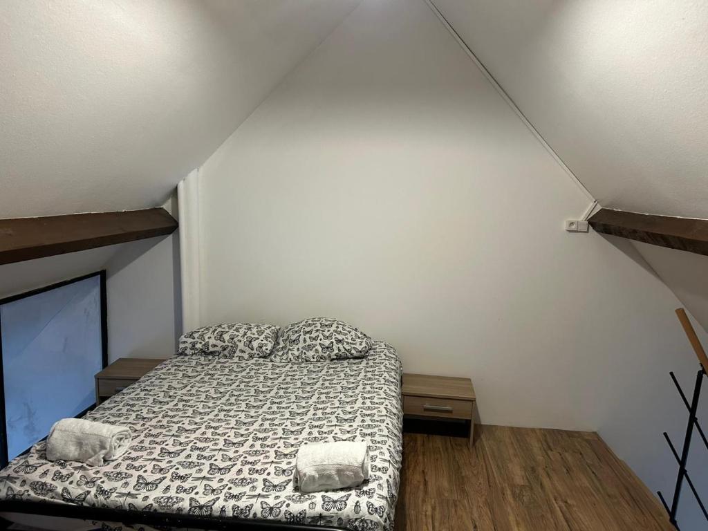 a small bedroom with a bed and a tv at Reve Divin T4 avec parking-barbecue-laverie-bagagerie-salle de sport-aire de jeux in Lourdes