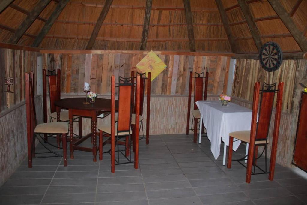 Un restaurant u otro lugar para comer en Nachural Inn