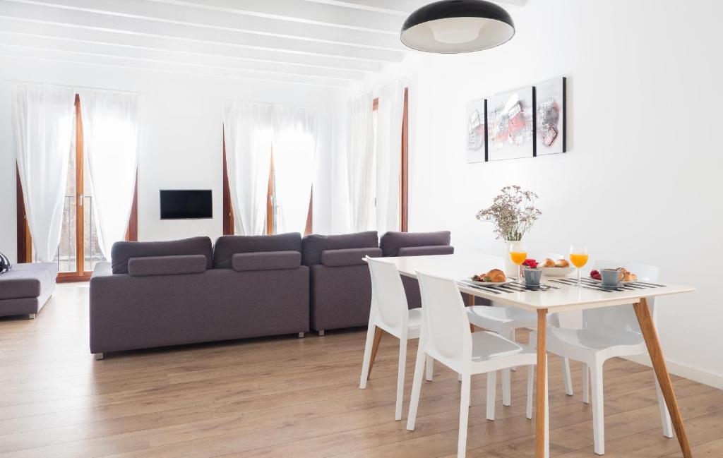 a living room with a table and a couch at Apartamento Santa Creu in Palma de Mallorca