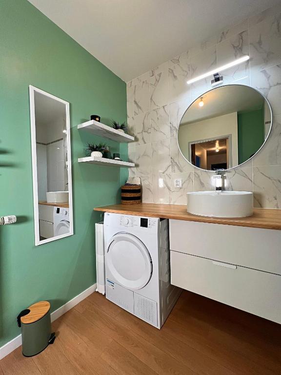 a bathroom with a sink and a mirror at SSP Suites- Cosy &amp; Bel appartement 4 pièces 3 chambres 90M2 avec balcon in Épinay-sur-Seine