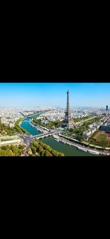 an aerial view of the eiffel tower and a river at SSP Suites- Cosy &amp; Bel appartement 4 pièces 3 chambres 90M2 avec balcon in Épinay-sur-Seine