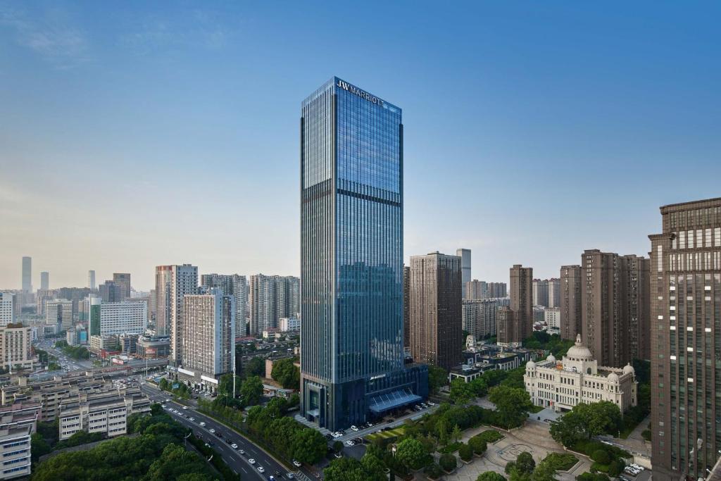 ein hohes Glasgebäude in einer großen Stadt in der Unterkunft JW Marriott Hotel Changsha in Changsha