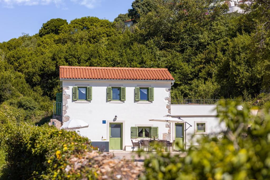 Casa blanca con techo rojo en Hidden House Porta, en Krk