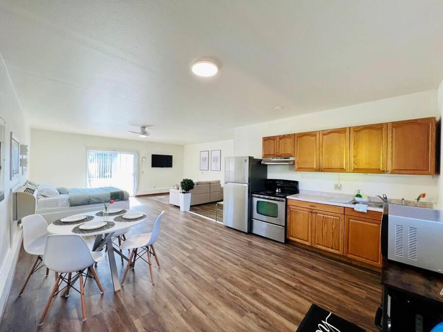een keuken en een woonkamer met een tafel en stoelen bij Studio at Snooze in Wisconsin Rapids