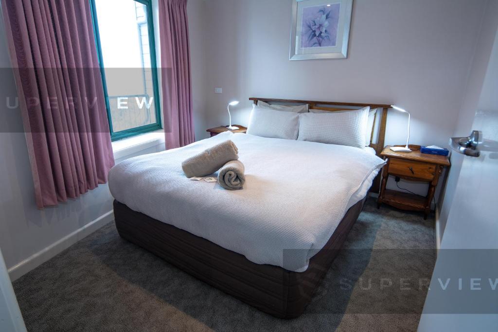 Кровать или кровати в номере Arlberg Hotel Mt. Buller
