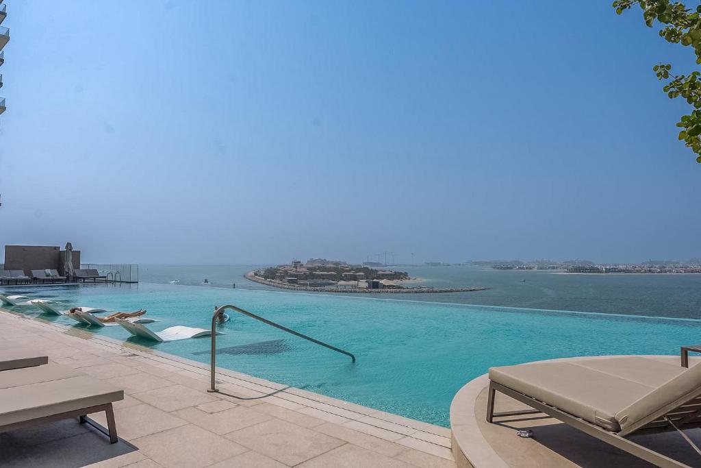 Bazén v ubytování Your beachfront luxe escape experience - Suiteable nebo v jeho okolí