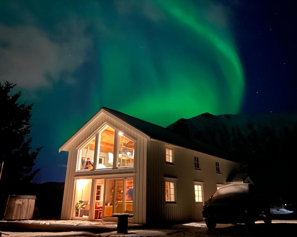 une maison avec l'aurore dans le ciel dans l'établissement Holiday Home Justadvika, à Justad