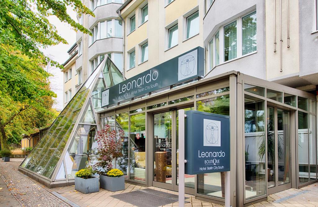 een winkel voor een gebouw bij Leonardo Boutique Hotel Berlin City South in Berlijn