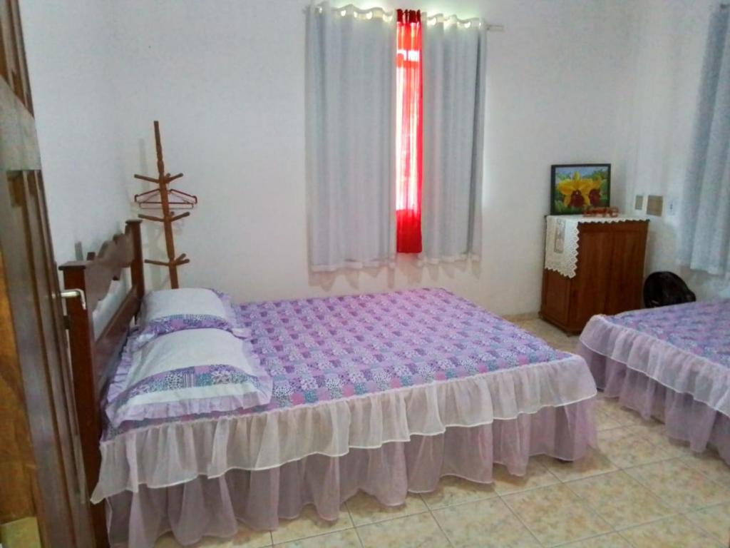a bedroom with two beds and a window at Aconchegante e lindo Apartamento da Graça perto do aeroporto e melhor churrascaria in Porto Seguro