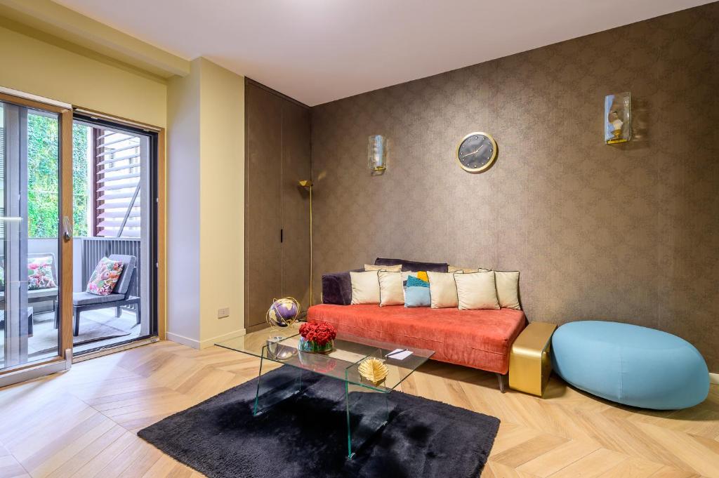 ローマにあるTrastevere boutique with Turkish Bathのベッドとガラスのテーブルが備わる客室です。